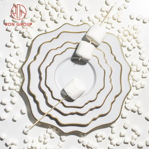Juego de platos de <span class=keywords><strong>porcelana</strong></span> para banquete, platos de cargador de oro, precio de fábrica de cerámica elegante, boda de China con borde dorado minimalista - Product Image 4