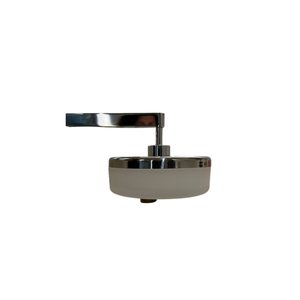 Miroir de salle de bain mural avec base en chrome poli et abat-jour en verre trempé givré pour une éclairage douce et uniforme - Product Image 1