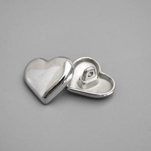 Bán Buôn Tùy Chỉnh Ưa Thích Hình Trái Tim Nút Phụ Kiện May Mặc Kẽm Hợp Kim Kim Loại Sliver Nút Màu - Product Image 1