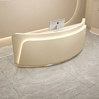 Bureau de réception incurvé minimaliste sur mesure avec base dorée et éclairage LED encastré pour salon de beauté, spa, clinique