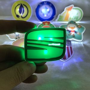 Badges nominatifs personnalisés en acrylique avec LED clignotante pour revers - Product Image 4