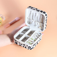Boîte à bijoux de voyage double couche à imprimé léopard, petite boîte organisatrice de bijoux en velours, boîte d'emballage avec miroir pour femmes