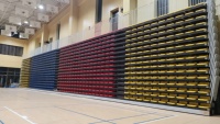 Tribunes télescopiques manuelles ou électriques, gradins mobiles avec chaises en plastique