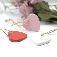 Petits coeurs en bois peints simples formes artisanales copeaux de bois colorés message de noël étiquettes cadeaux signes artisanat suspendu
