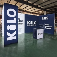 Stand de Exhibición Retroiluminado de 10x20 pies con Tela SEG y Mostrador para CES, NAB, Cosmoprof