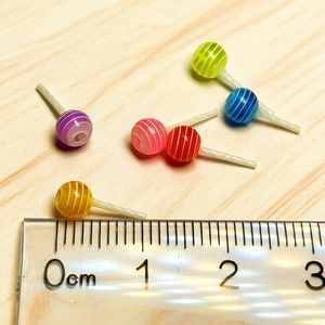 Kit de Decoración para Casa de <span class=keywords><strong>Muñecas</strong></span>: Miniatura de Fábrica, Lollipop de Resina con Rayas Arcoíris, Accesorio de Caramelo, Pegamento Crema, Manualidades y Atrezzo Fotográfico - Product Image 3