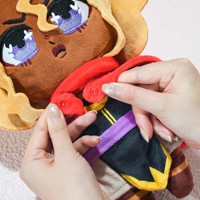 Poupée en peluche anime personnalisée unique faite à la main, avec cape amovible à boutons, figurine en peluche douce, mascotte de jeu, personnage original