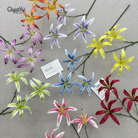 Künstlicher Gloriosa-Lilienzweig mit 3 Köpfen, Realistische Kunstblumen, 68cm Flammenlilien-Strauß für Bouquets und Tischdekoration QYYN-1381