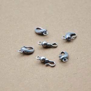 Colgante con forma de anzuelo de carpa, 11x15mm, estilo vintage, accesorio de joyería de metal para hacer collares, formas mixtas Z115 - Product Image 1