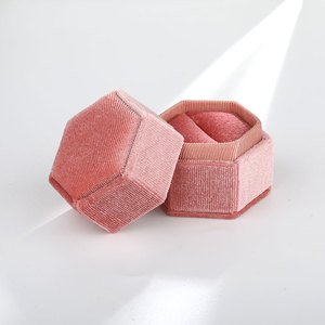 Nuevas llegadas: Cajas octogonales de terciopelo de 5.5*6*5.5CM para anillos, cajas de embalaje de joyería para pequeños negocios con logotipo personalizado. - Product Image 3