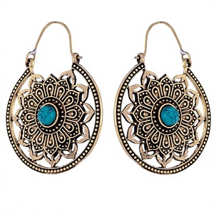 Boucles d'oreilles créoles en laiton style bohème tribal avec pierre turquoise et motif floral pour mariage, fête, fiançailles ou cadeau - Product Image 4