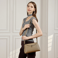 Tas Selempang Kulit Sapi Pebbled Taupe dengan Kunci Putar, Tali Konvertibel, Pouchette Minimalis untuk Wanita, Label Pribadi