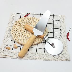 Cortador de pizza de acero inoxidable con mango de madera, espátula triangular antideslizante, herramienta de cocina para cortar pizza - Product Image 3