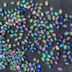 Ópalo Negro Natural Etíope en Piedra Suelta con Forma de Huevo, Buen Fuego de Color, Base Plana y Superficie Lisa Tratado Térmicamente - Product Image 2