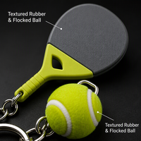 Porte-clés Raquette de Pickleball en Caoutchouc avec Chaîne de Balle Floquée – Accessoire Sportif Cadeau pour Enfants et Fans de Sport
