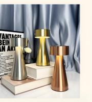 Lampe de table verticale minimaliste moderne, design nordique simple pour bureau ou salle de lecture, style post-moderne