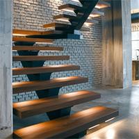 Cadre métallique durable de structure de poutre simple d'escalier flottant de tube carré avec l'éclairage d'étape de LED et les étapes en bois