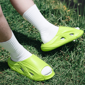 Yaz yeni moda plaj köpük koşucu EVA erkekler Logo özel Logo ile terlik slaytlar spor terlik özel Logo erkekler için - Product Image 4