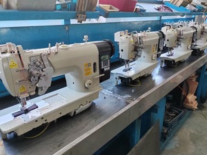 Máquina de Coser Industrial de Doble Aguja de Alta Resistencia con Motor y Engranaje para Jeans y Pantalones - Product Image 1