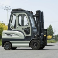 Elektrischer 2,5-Tonnen-Sitzstapler für Innen- und Außenbereiche mit geschlossener Kabine, Klimaanlage, 3-stufigem Mast und 3m Hubhöhe