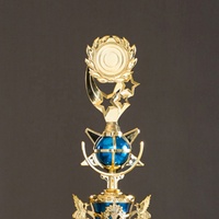 Coupe de trophée sportive universelle en plastique doré de haute qualité avec logo personnalisé et autocollants en feuille d'aluminium pour cadeaux religieux d'église SZ08-2 Taille M