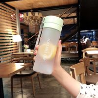 Bouteille d'eau de sport en vrac 600ml 800ml bouteille d'eau en plastique de grande capacité givrée avec couvercle avec corde vente en gros