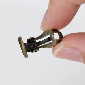 Vente en gros de clips d'<span class=keywords><strong>oreille</strong></span> en forme de grenouille en acier inoxydable sans douleur et sans piercing - Product Image 5