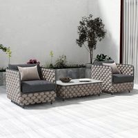 Ensemble de canapés d'extérieur modernes de luxe avec tables basses et chaises en rotin, design contemporain pour hôtel, cour et villa