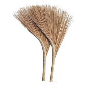 Balai en feuilles de coco naturelles écologiques pour le balayage extérieur des jardins et des rues - Product Image 1