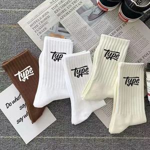 メンズ ミッドカーフ スポーツソックス トレンディ レター ペアルック 消臭効果 卸売 カジュアル コットン クルーソックス - Product Image 1