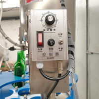 Machine automatique de pressage de capsules couronne pour bouteilles en verre de bière