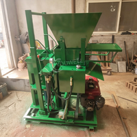 Machine de fabrication de briques en terre cuite autobloquantes, compatible avec des moules multi-formes pour pressage hydraulique direct sans frittage