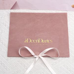 Bolsa Envelope de Veludo para Joias com Logotipo Personalizado, Estampa Dourada, Laço e Aba de Camurça Sintética de Luxo - Product Image 5