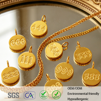 Pendentif Disque Rond en Acier Inoxydable Plaqué Or 18K PVD avec Chiffres Gravés 111 222 333 444 555 666 888 999 Hypoallergénique