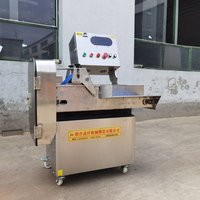 Compacte fruit- en groentesnijmachine met messen voor het snijden en raspen van selderij, peterselie, prei, groene ui en komkommer