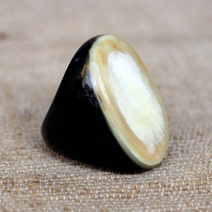 Anillo de Cuerno de Búfalo Tribal Tradicional, Acabado Pulido, Diseño Minimalista, Estilo Moderno, para Mujeres y Hombres, Aniversario - Product Image 1