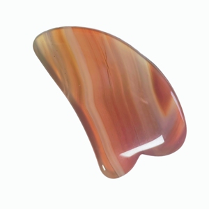 Planche Gua Sha artisanale en agate rouge naturelle, petite forme en V, pour le modelage du visage et le massage lymphatique. - Product Image 6