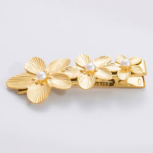 Pinzas para el cabello con forma de flor chapadas en oro con perlas para uso diario, accesorio para el cabello - Product Image 2