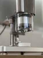Capsuleuse semi-automatique de bureau pour bouteilles en plastique de compléments alimentaires à base d'huile de poisson