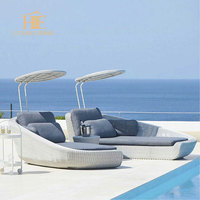 Chaise longue réglable Tevara en teck et aluminium pour l'extérieur, couleur blanche