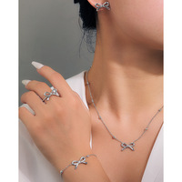 Parures de bijoux en acier inoxydable, design exquis avec nœud, collier, bracelet, bague, boucles d'oreilles, parures de bijoux pour femmes, bijoux tendance, lot de 4