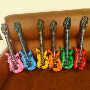 Guitare gonflable pour fête, 95cm x 55cm x 32cm, en PVC, thème Rock N Roll, décoration d'anniversaire, accessoires à thème, durables - Product Image 3