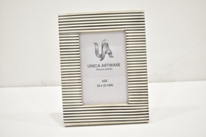 Cadre photo moderne noir et blanc rayé en MDF et résine, décoratif, pour table, 10x15 cm, disponible au prix de gros - Product Image 3