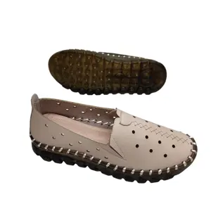 Sepatu slip-on datar untuk wanita, sepatu olahraga tunggal sol tebal kasual, sepatu selop ibu bersirkulasi retro berongga