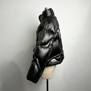 <span class=keywords><strong>Doudoune</strong></span> de luxe noire brillante personnalisée, col montant, matelassée à bandes, chaude pour l'hiver, vente en gros - Product Image 3