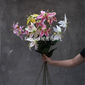 Fleur artificielle miniature 3D style main, Lys Gloriosa à 3 têtes, pour décoration de mariage et de maison, en plastique PU, collection Secret Garden - Product Image 2