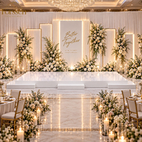 Plateforme de scène en acrylique blanche brillante modulaire à plusieurs niveaux pour cérémonie de mariage, salle de bal d'hôtel, réception, location d'événements