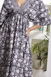 Kaftan monochrome noir et blanc pour femmes avec taille élastiquée et col en V pour un look décontracté élégant et tendance - Product Image 6