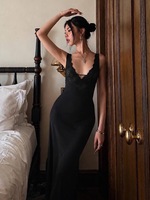 Robe de soirée longue sirène noire en dentelle à col en V et fines bretelles, coupe ajustée drapée, longueur ras du sol pour femme