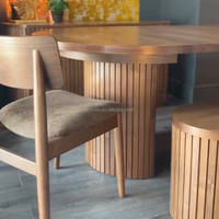 Table transformable ovale fabriquée en bois massif de qualité supérieure, s'étend sans effort pour accueillir jusqu'à 12 invités avec bancs et buffet.
